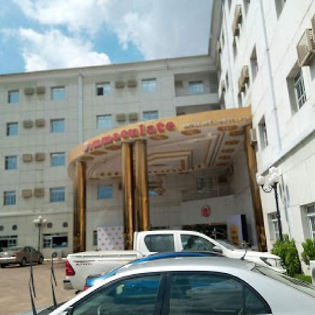 Room In Bb - Immaculate Royal International Hotel Оуери Екстериор снимка