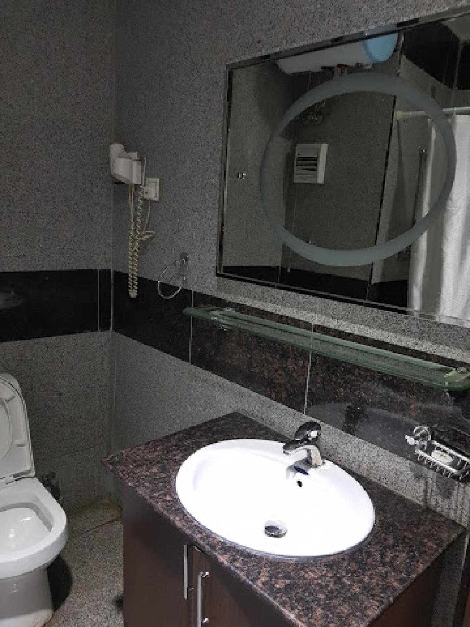 Room In Bb - Immaculate Royal International Hotel Оуери Екстериор снимка