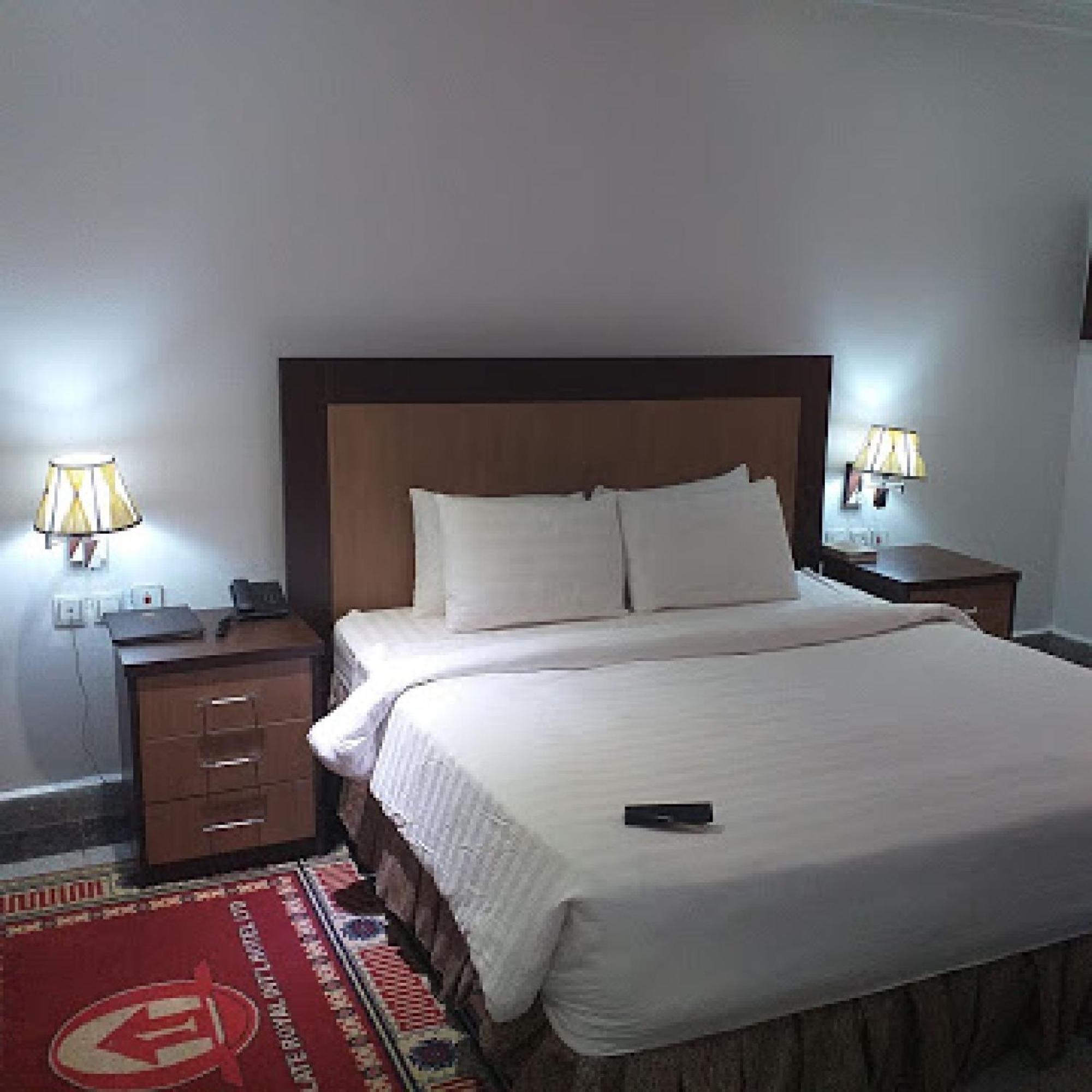 Room In Bb - Immaculate Royal International Hotel Оуери Екстериор снимка