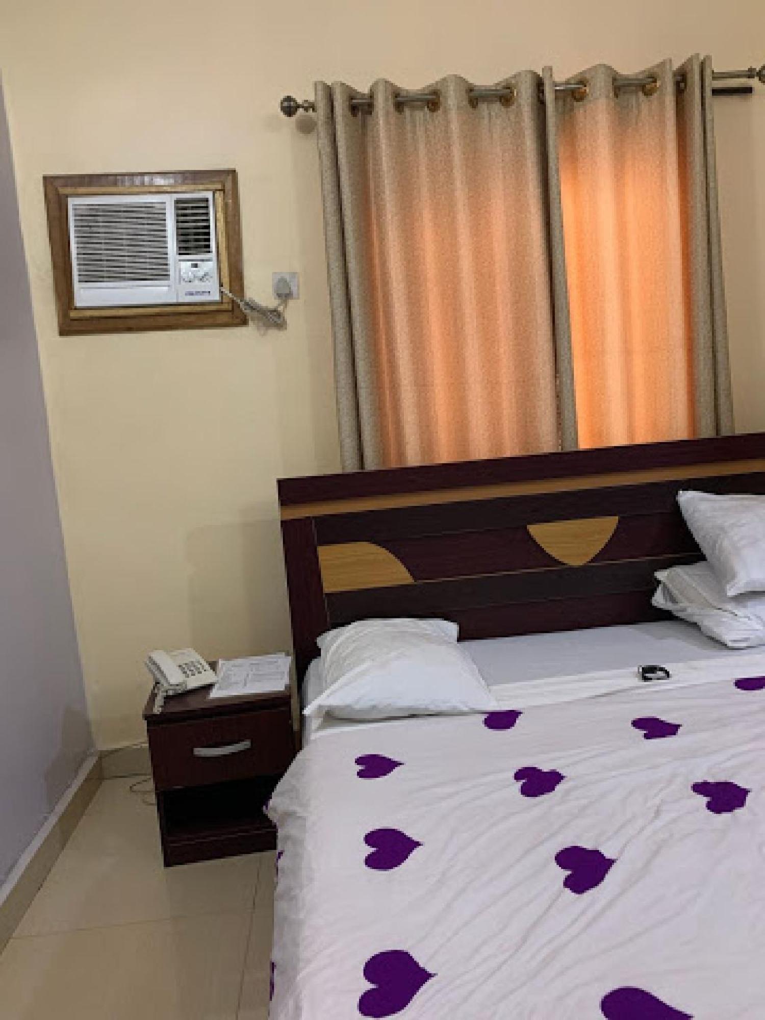 Room In Bb - Immaculate Royal International Hotel Оуери Екстериор снимка
