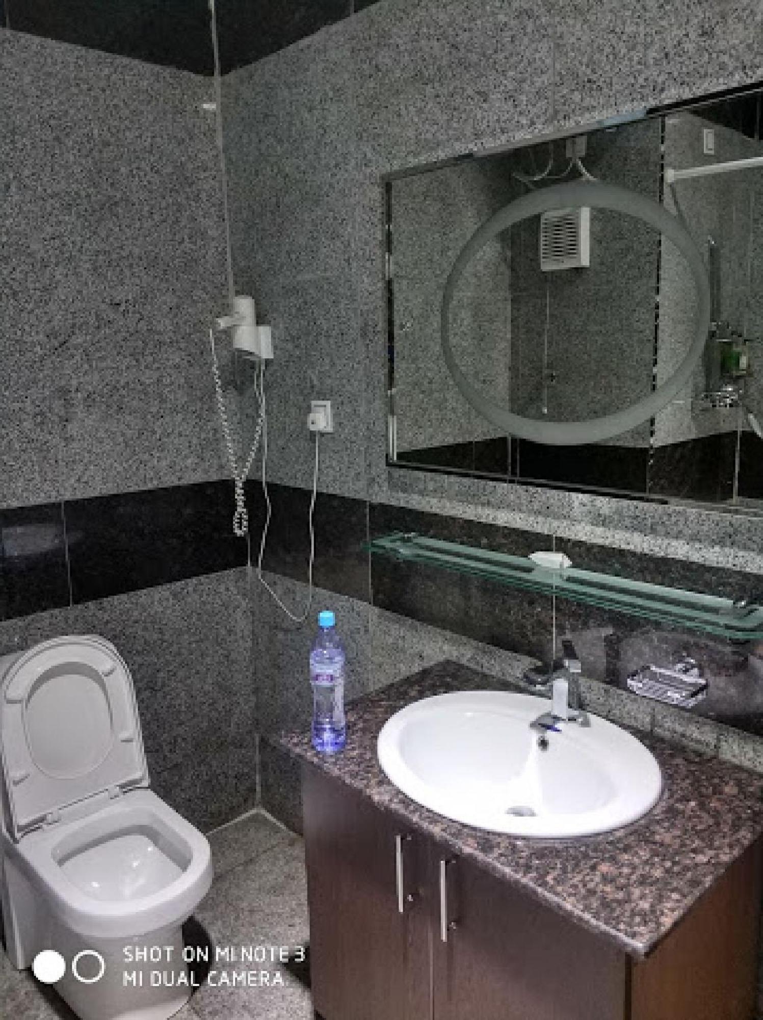 Room In Bb - Immaculate Royal International Hotel Оуери Екстериор снимка