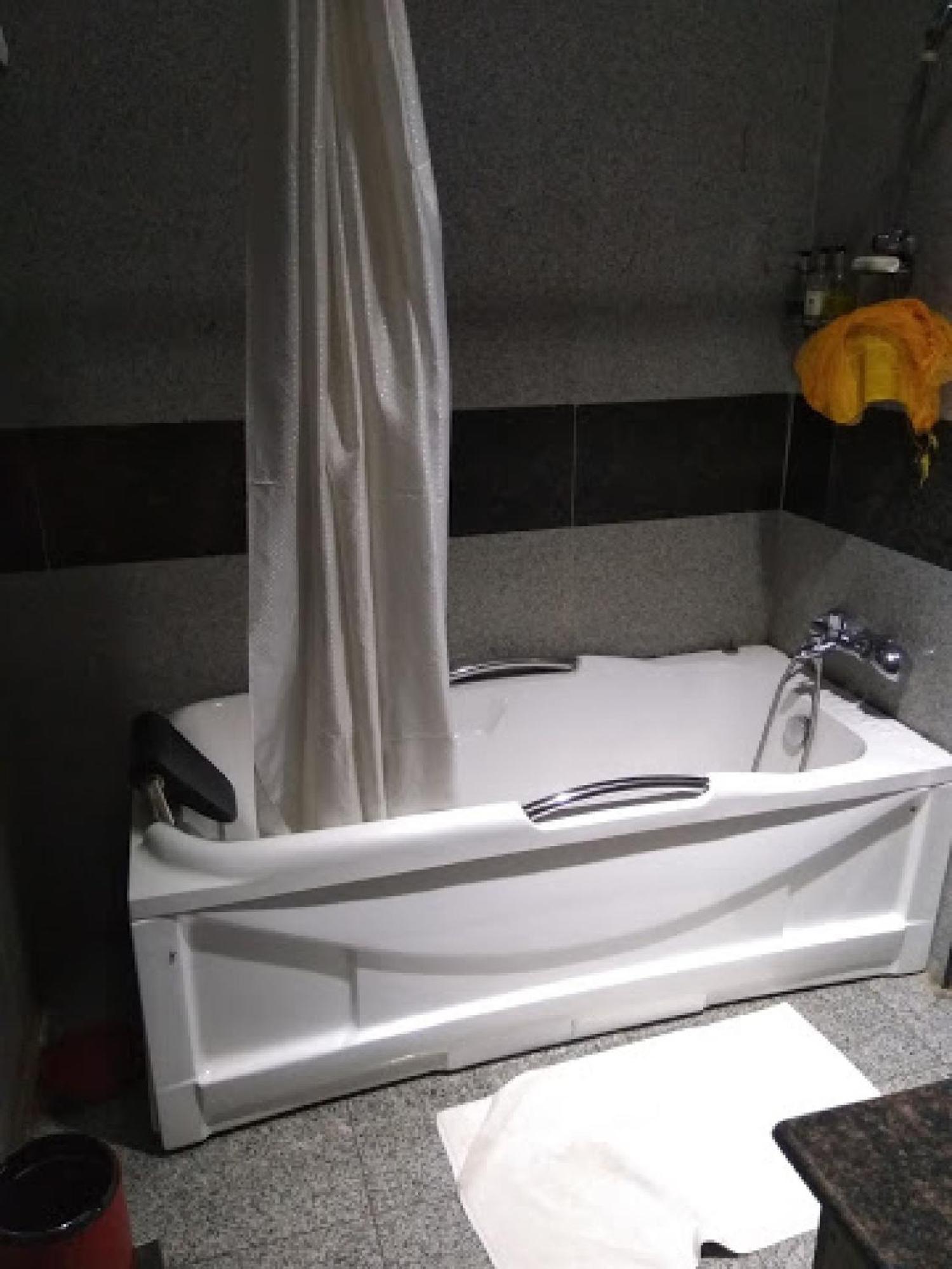 Room In Bb - Immaculate Royal International Hotel Оуери Екстериор снимка