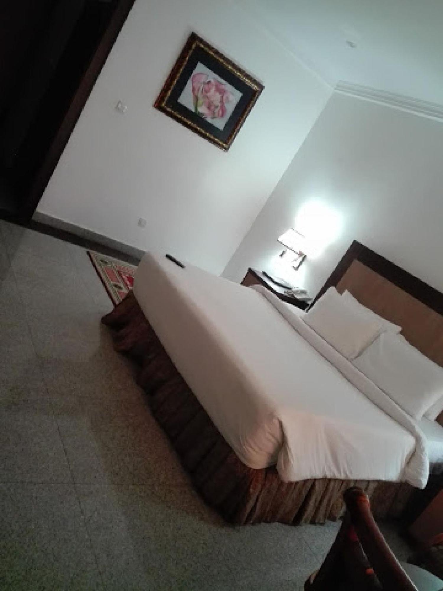 Room In Bb - Immaculate Royal International Hotel Оуери Екстериор снимка