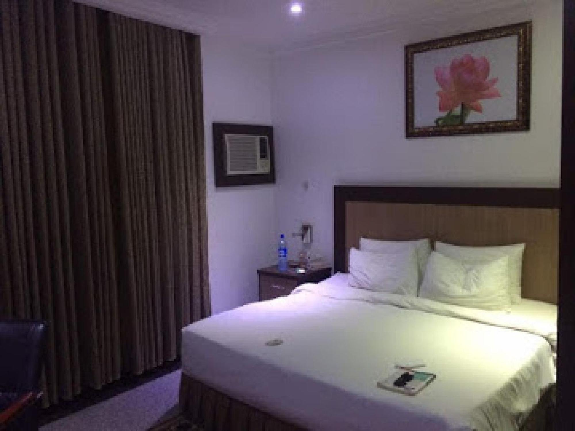 Room In Bb - Immaculate Royal International Hotel Оуери Екстериор снимка