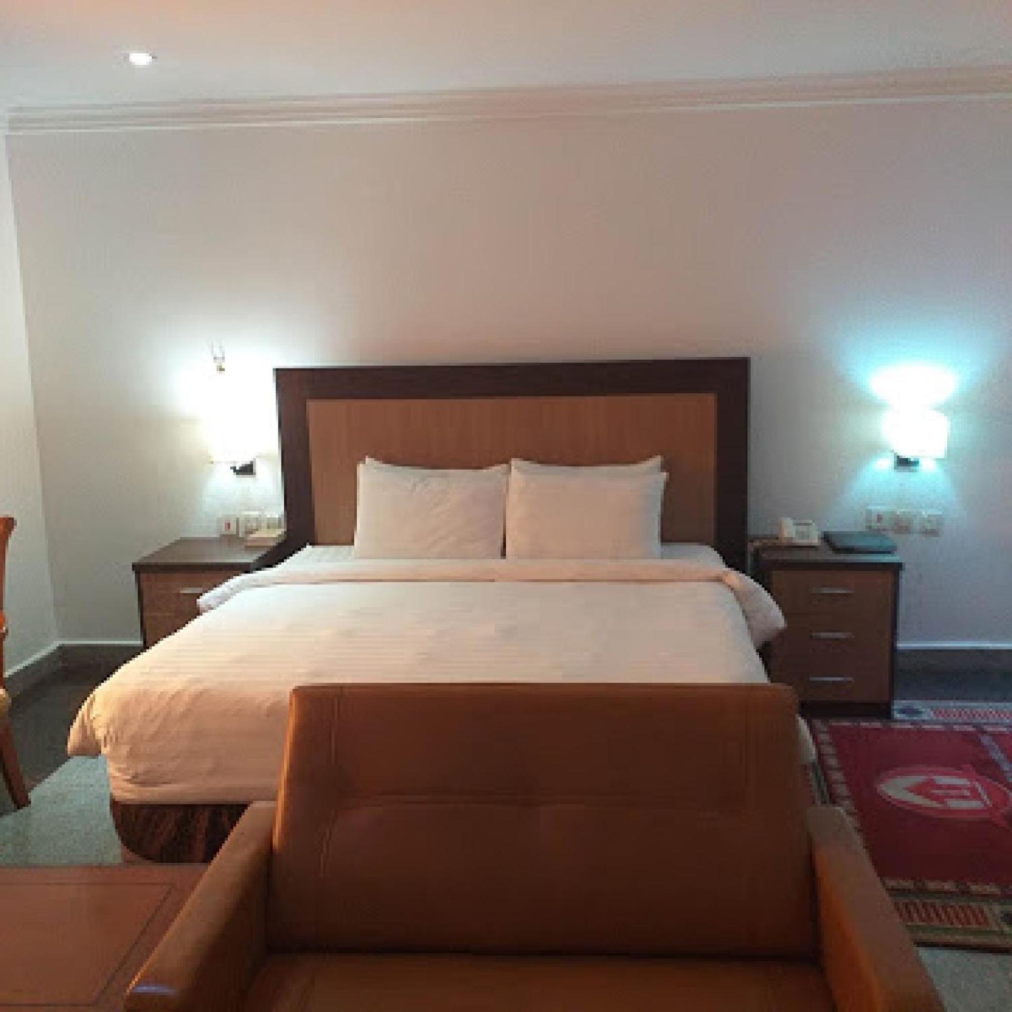 Room In Bb - Immaculate Royal International Hotel Оуери Екстериор снимка